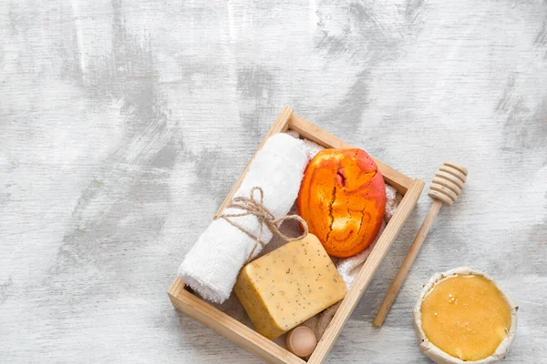 Spa skin care items in wooden box . — Stock Photo, Image