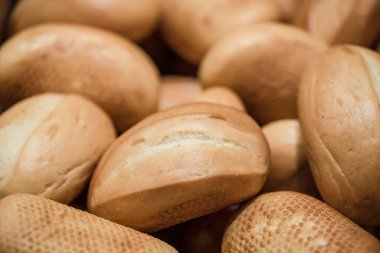 Dükkandaki tezgahta taze ekmek, yakın plan. .