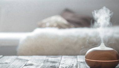 Oturma odasındaki masada nemlendirici var..