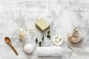 Düz bir fotoğraf. Cilt bakımı öğelerinin spa-natürmortu.