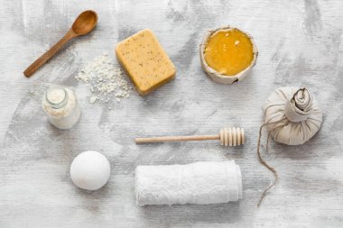 Düz bir fotoğraf. Cilt bakımı öğelerinin spa-natürmortu.