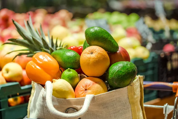 Bolsa ecológica con diferentes frutas y verduras. Compras en el su —  Fotos de Stock
