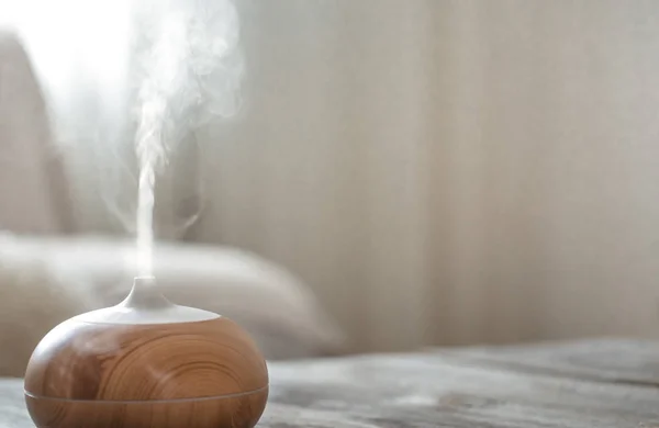 Humidificateur sur la table dans le salon . — Photo