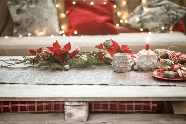 Mesa de Natal lindamente decorada na sala de estar . — Fotografia de Stock