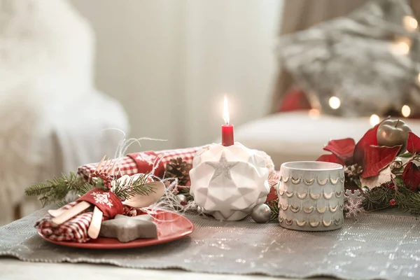 Beautifully decorated Christmas table in the living room. — Stock Photo, Image