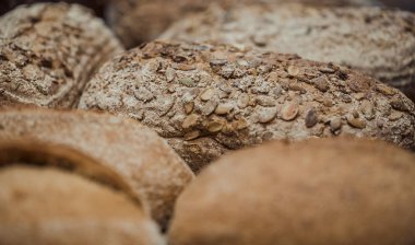 Dükkandaki tezgahta taze ekmek, yakın plan. .