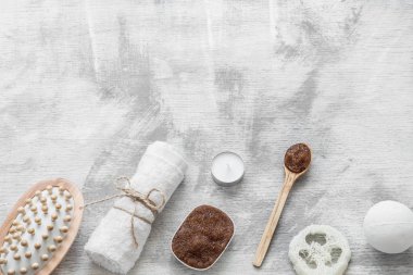 Düz bir fotoğraf. Cilt bakımı öğelerinin spa-natürmortu.