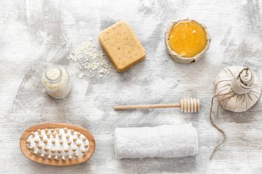 Düz bir fotoğraf. Cilt bakımı öğelerinin spa-natürmortu.