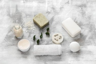 Düz bir fotoğraf. Cilt bakımı öğelerinin spa-natürmortu.