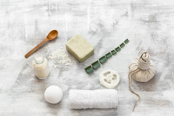 Düz bir fotoğraf. Cilt bakımı öğelerinin spa-natürmortu.