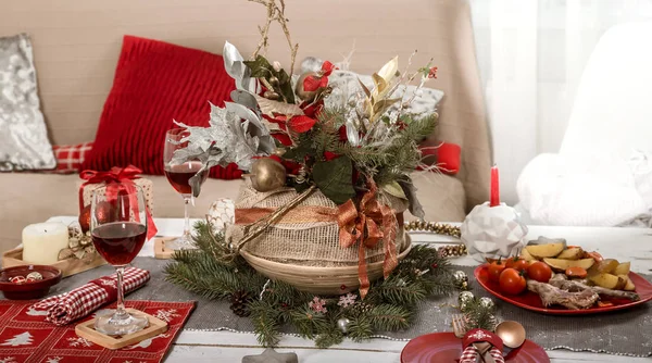 Vackert inredda julbord i vardagsrummet. — Stockfoto