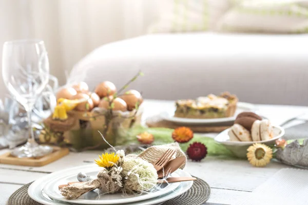 L'interno della stanza con un tavolo di Pasqua festivo  . — Foto Stock