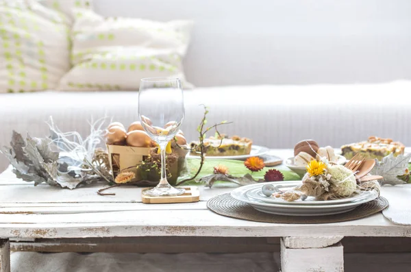 L'interno della stanza con un tavolo di Pasqua festivo  . — Foto Stock