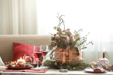 Oturma odasındaki güzel dekore edilmiş Noel masası..
