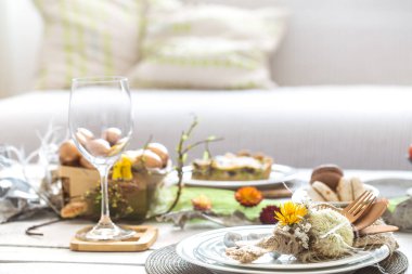 Odanın içinde Paskalya bayramı masası var. .