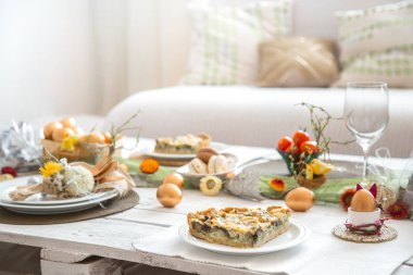 Odanın içinde Paskalya bayramı masası var. .