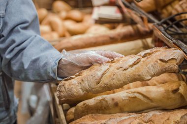 Genç bir kadın süpermarketten taze kan alır.