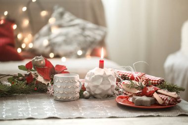 Oturma odasındaki güzel dekore edilmiş Noel masası..