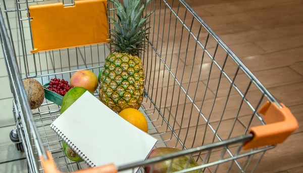 Тележка с фруктами в супермаркете  . — стоковое фото