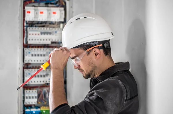 Homme, un technicien électrique travaillant dans un standard avec fusible — Photo