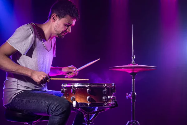 O baterista toca bateria. Belo fundo azul e vermelho , — Fotografia de Stock