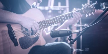 Stüdyo mikrofon bir akustik gitar yakın çekim kaydeder. Güzel