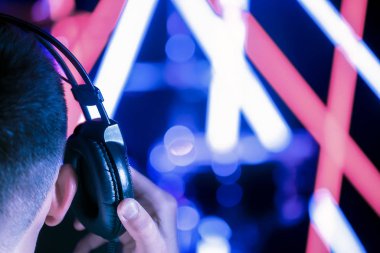 Bir adam Studio kulaklık, yakın çekim. Arka görüş. Üzerinde bulanık 