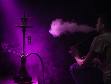 Klasik Shisha içen adam. Güzel arkaplan, c ile
