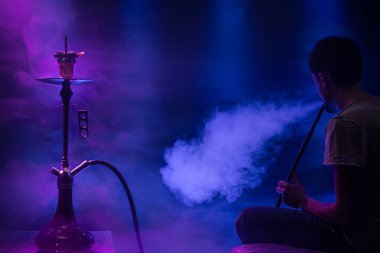 Klasik Shisha içen adam. Güzel arkaplan, c ile