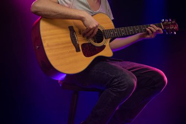 Müzisyen akustik gitar çalar. Birlikte güzel arkaplan