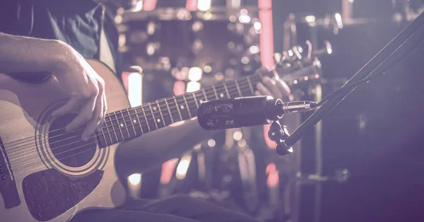 Stüdyo mikrofon bir akustik gitar yakın çekim kaydeder. Güzel — Stok fotoğraf