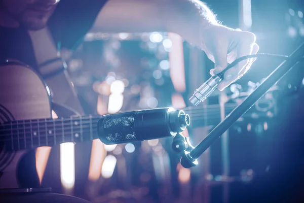 Musikern kopplar mikrofonen till en akustisk gitarr — Stockfoto