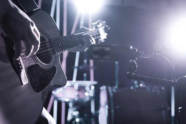 O microfone Studio grava um close-up de guitarra acústica. Beaut... — Fotografia de Stock