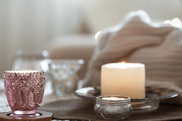 Natureza morta com velas na mesa na sala de estar . — Fotografia de Stock