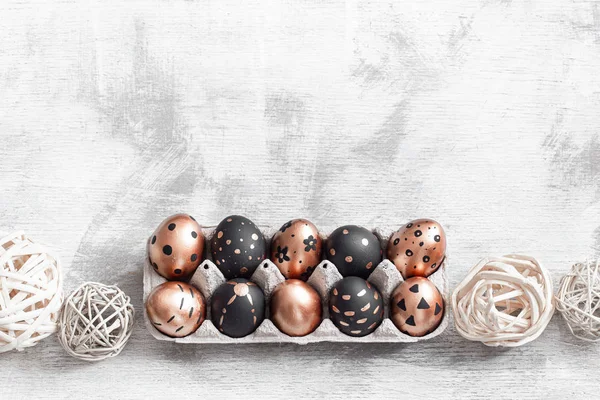 Composição com ovos de Páscoa pintados em ouro e preto . — Fotografia de Stock