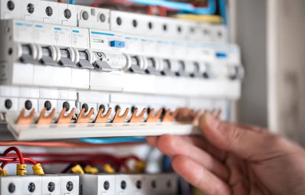 Elektrik santralinde fitili olan bir elektrik teknisyeni.