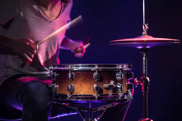 O baterista toca bateria. Belo fundo azul e vermelho , — Fotografia de Stock