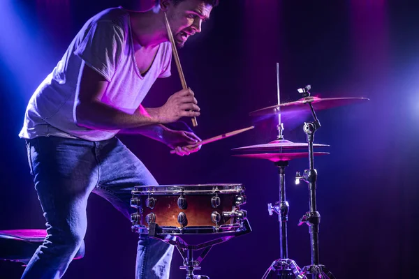 Um baterista toca bateria em um fundo azul. Lindo ef especial — Fotografia de Stock