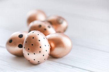 Altın renkli güzel Paskalya yumurtaları .