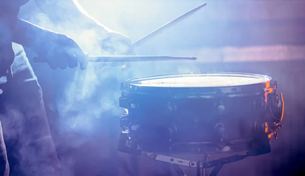 Man playing the snare drum on a beautiful colored background — Stockfoto