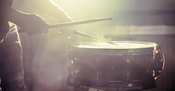 Man playing the snare drum on a beautiful colored background — Stockfoto