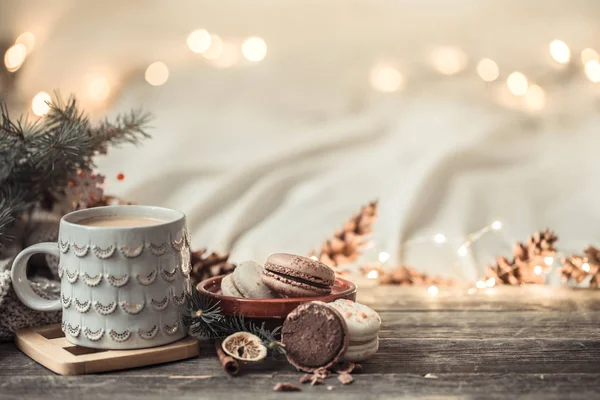 Festlicher Hintergrund mit Tasse und Dessert aus Makronen. — Stockfoto