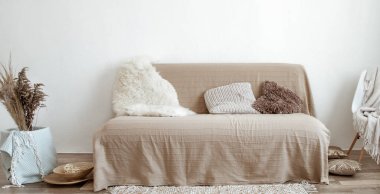 Oturma odasının içinde bir kanepe ve dekoratif eşyalar var.