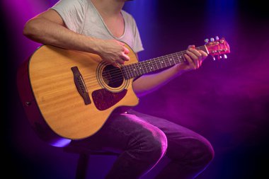 Müzisyen akustik gitar çalar. Birlikte güzel arkaplan
