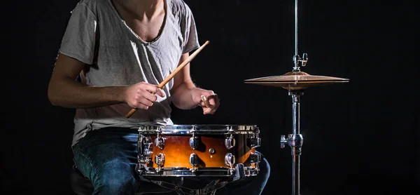 O baterista toca bateria. O processo de tocar um musical em — Fotografia de Stock