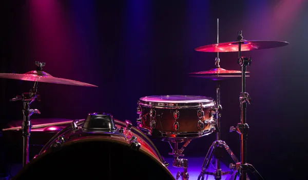 ドラムとドラムセット。美しい青と赤の背景、光線 — ストック写真