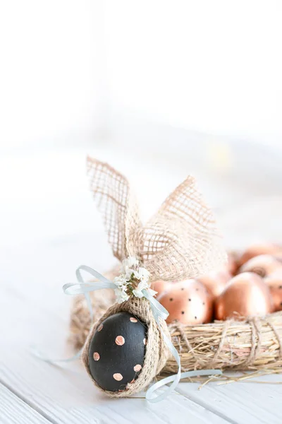Ovos de Páscoa decorados em preto com padrão . — Fotografia de Stock
