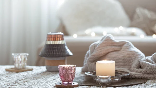 Stilla livet med ljus på bordet i vardagsrummet. — Stockfoto
