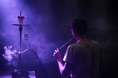 Klasik Shisha içen adam. Güzel arkaplan, c ile