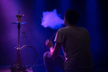 Klasik Shisha içen adam. Güzel arkaplan, c ile